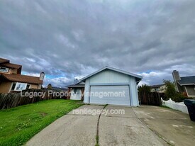 827 Crested Dr in Suisun City, CA - Building Photo