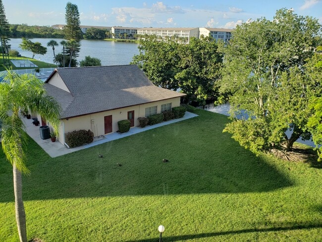 4107 Lake Bayshore Dr in Bradenton, FL - Building Photo - Building Photo