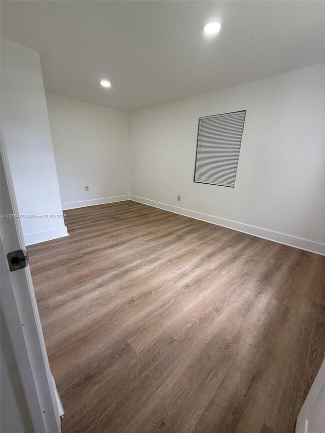 2424 NW 44th St in Miami, FL - Building Photo - Building Photo