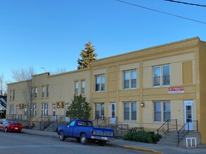 114 3rd St NW in Jamestown, ND - Foto de edificio - Building Photo