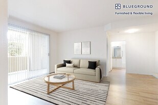 1571 Flynn Rd in Camarillo, CA - Building Photo