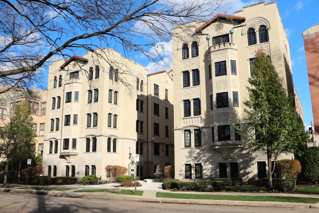 Bon Villa Apartments in Oak Park, IL - Building Photo