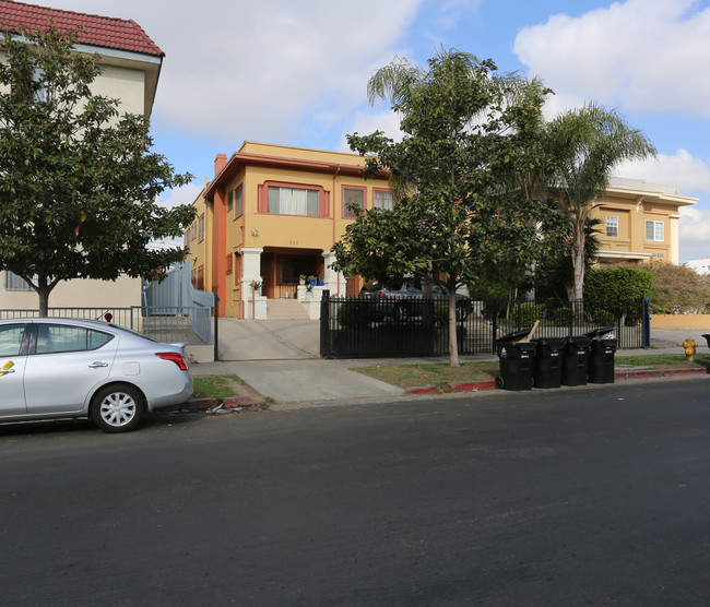 831 S Catalina St in Los Angeles, CA - Foto de edificio - Building Photo