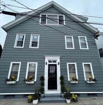 12 Trumbull St in Stonington, CT - Building Photo