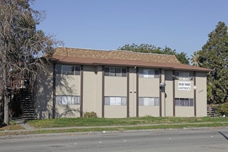 Holiday Manor Apartments in Hayward, CA - Building Photo - Building Photo