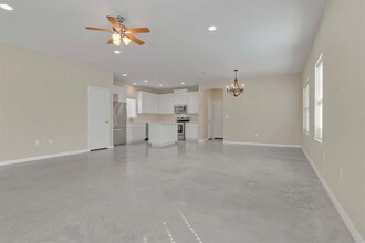 215 Grange St in Liberty Hill, TX - Foto de edificio - Building Photo
