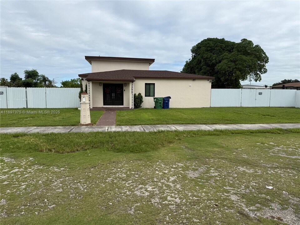 10865 Gibson Dr in Miami, FL - Building Photo