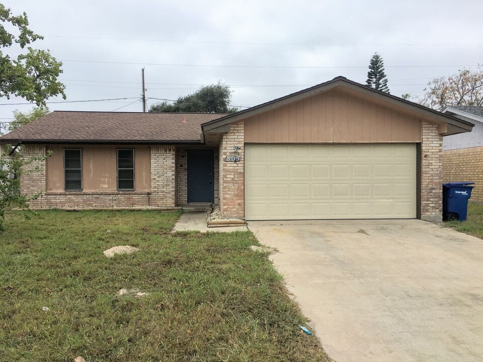 805 Orleans Dr in Corpus Christi, TX - Building Photo