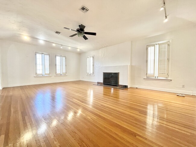 property at 122 N Detroit St