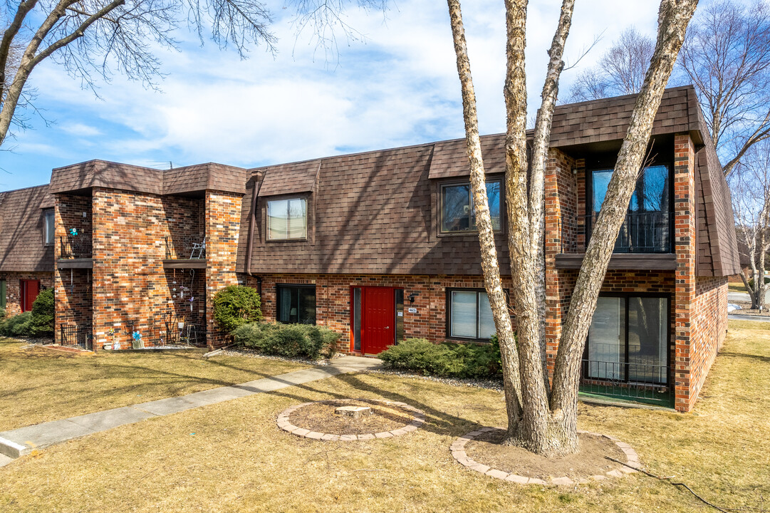 Western Hills Condominiums in West Des Moines, IA - Building Photo