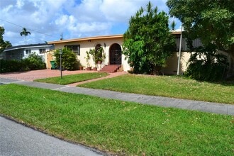 7855 SW 17th Terrace in Miami, FL - Building Photo - Building Photo