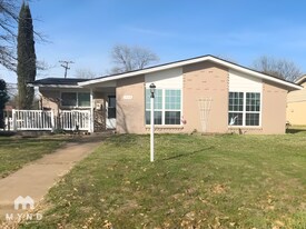 704 Jones St in Euless, TX - Building Photo