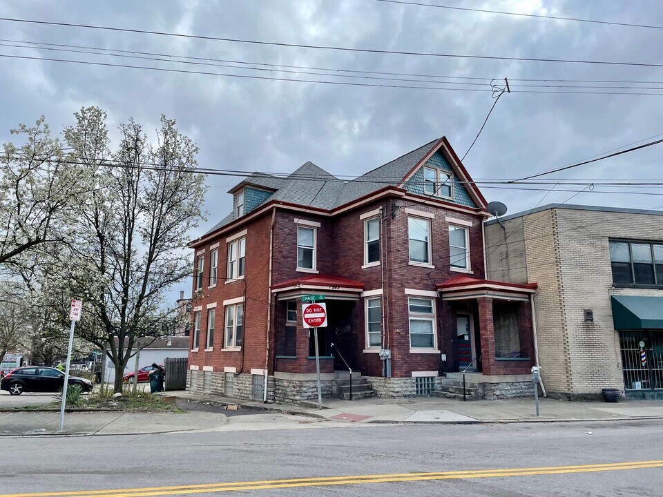 1565 Chase Ave in Cincinnati, OH - Building Photo