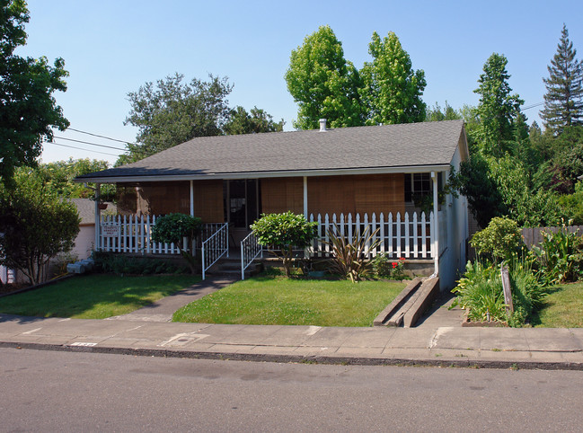 130 Florence Ave in Sebastopol, CA - Building Photo - Building Photo