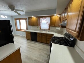 1210 Woodridge Dr in Rockford, IL - Building Photo - Building Photo