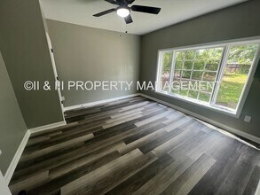 310 W Poplar St in Olathe, KS - Building Photo - Building Photo