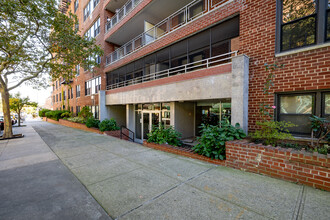 Oakwood North in Forest Hills, NY - Building Photo - Building Photo