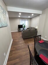 810 E 8th St, Unit #1 - Ground Floor in Muscatine, IA - Foto de edificio - Building Photo