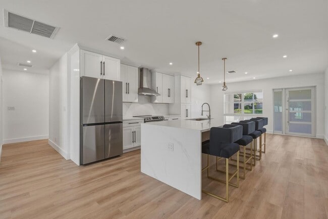 property at 461 SW 1st St