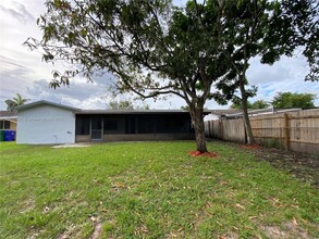 8250 Southampton Dr in Miramar, FL - Building Photo - Building Photo