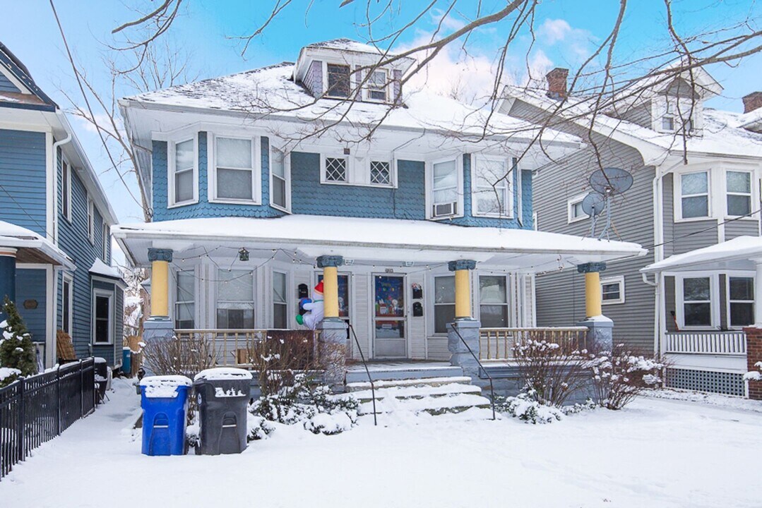 6911 Franklin Blvd in Cleveland, OH - Building Photo
