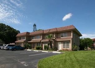 Fairway Oaks in Sarasota, FL - Building Photo - Building Photo