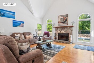 2 Spread Oak Ln in East Hampton, NY - Building Photo - Building Photo