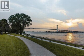 2161 Riverside Dr W in Windsor, ON - Foto de edificio - Building Photo