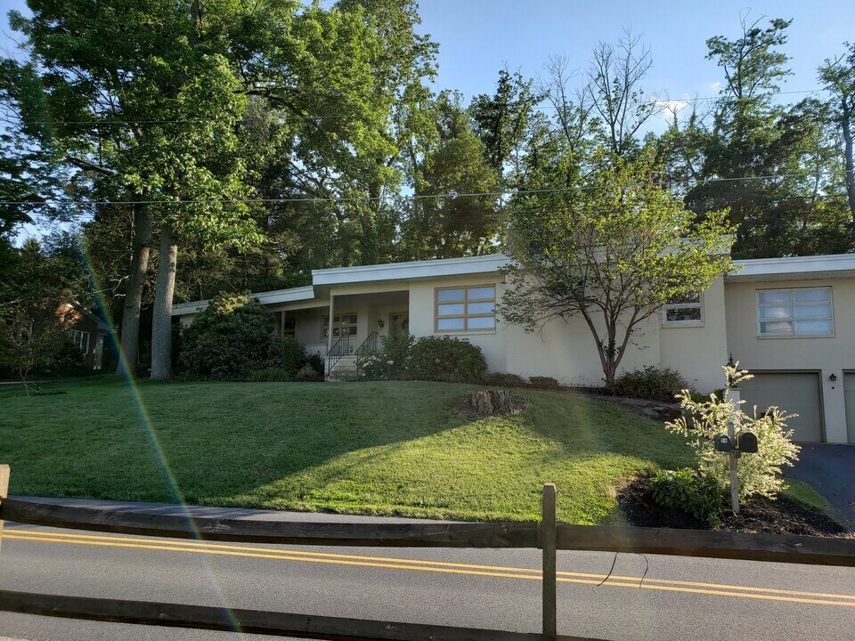 94 Range End Manor in Dillsburg, PA - Building Photo