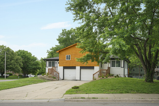 501 N Monroe St, Unit A in Olathe, KS - Foto de edificio - Building Photo