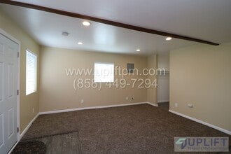 324-324 7th St in Ramona, CA - Foto de edificio - Building Photo