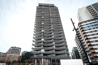100 Murray Rue, Unit 1413 in Montréal, QC - Building Photo - Building Photo