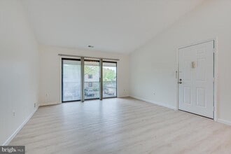 64 Taylor Dr in Franklin Township, NJ - Building Photo - Building Photo