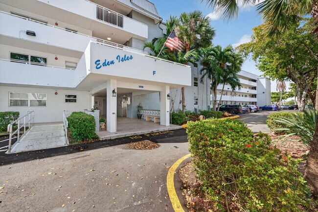 3550 NE 169th St in North Miami Beach, FL - Building Photo - Building Photo