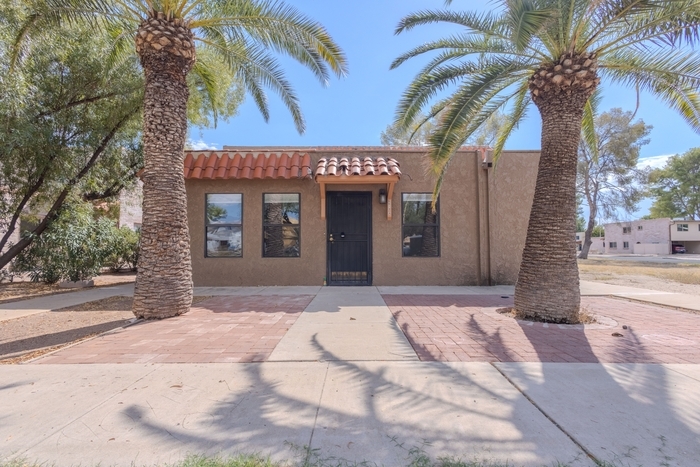 6618 East Calle Alegria in Tucson, AZ - Building Photo