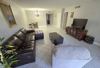 302 Lakeview Dr in Weston, FL - Building Photo - Building Photo