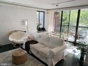 1318 22nd St NW, Unit 203 in Washington, DC - Building Photo - Building Photo