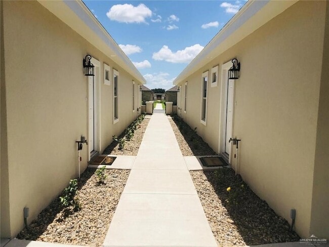 1901 Jackson St, Unit 4 in Weslaco, TX - Foto de edificio - Building Photo