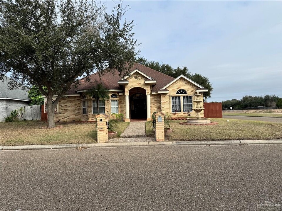 2501 San Alejandro St in Edinburg, TX - Building Photo