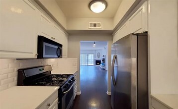 3401 S Bentley Ave in Los Angeles, CA - Building Photo - Building Photo