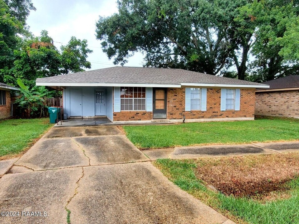 330 Guidry Rd in Lafayette, LA - Building Photo