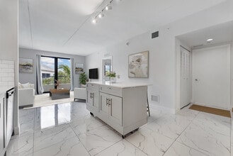 Boca Villas in Boca Raton, FL - Building Photo - Building Photo