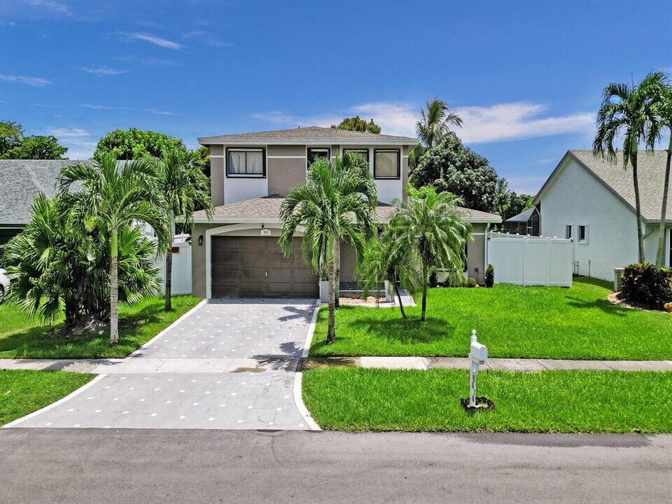 9610 Dunhill Dr in Miramar, FL - Building Photo