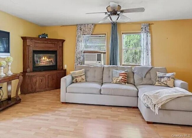 3 Meadowgrass Ln in Southampton, NY - Building Photo - Building Photo