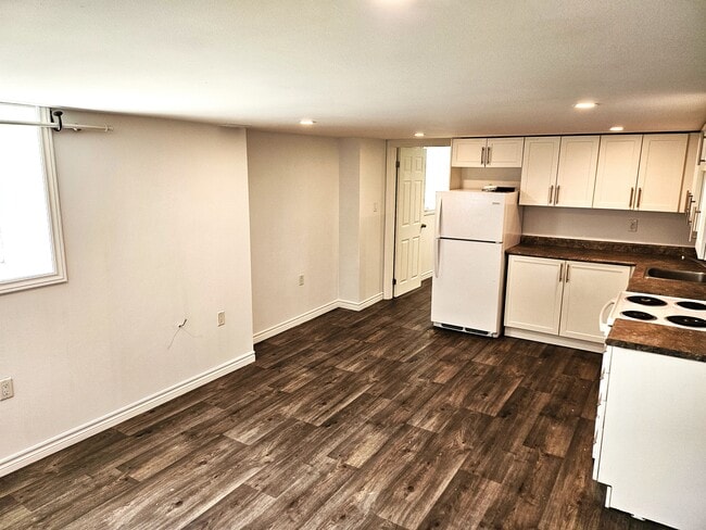 8 Wellington St in Bowmanville, ON - Building Photo - Building Photo