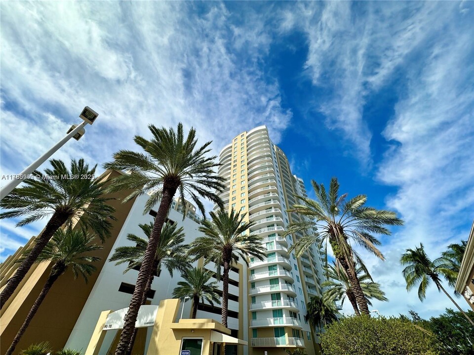 1755 E Hallandale Beach Blvd, Unit 2008E in Hallandale Beach, FL - Building Photo