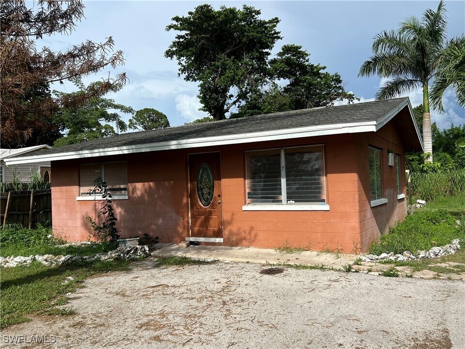 27767 New York St in Bonita Springs, FL - Building Photo