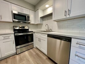 Linscott Apartments in Downers Grove, IL - Building Photo