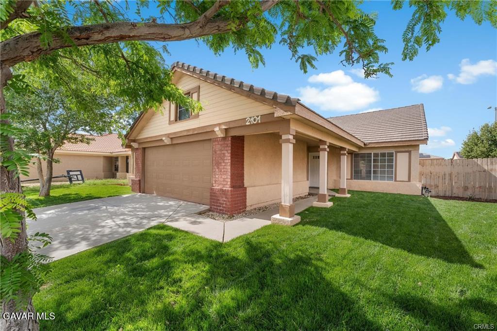 2101 Thomas in Lancaster, CA - Building Photo