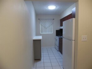 7341 NW 37th St, Unit 2 in Hollywood, FL - Building Photo - Building Photo